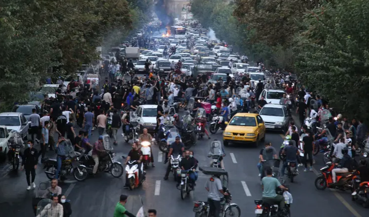 إطلاق نار متعمد.. مشاهد مرعبة لتعامل إيران مع المحتجين
