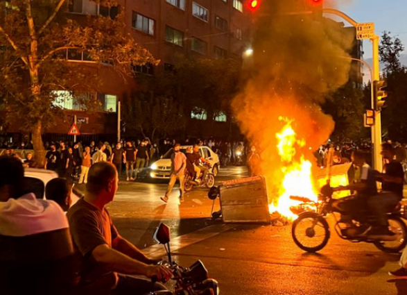 تجمعات ليلية ومظاهرات مناهضة للنظام وحرق صورة خامنئي في عدة مدة إيرانية