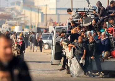 الجيش الإسرائيلي يحاصر خان يونس وسط معارك عنيفة.. وموجات نزوح نحو رفح