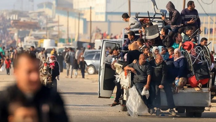 الجيش الإسرائيلي يحاصر خان يونس وسط معارك عنيفة.. وموجات نزوح نحو رفح