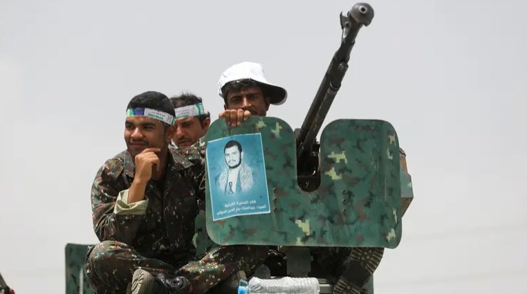 الحوثي رداً على ضربات أميركا وبريطانيا المشتركة: سنصعد