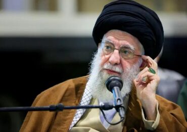 ردا على دعوات المقاطعة.. خامنئي: عدم المشاركة في الانتخابات لن يحل مشكلات إيران