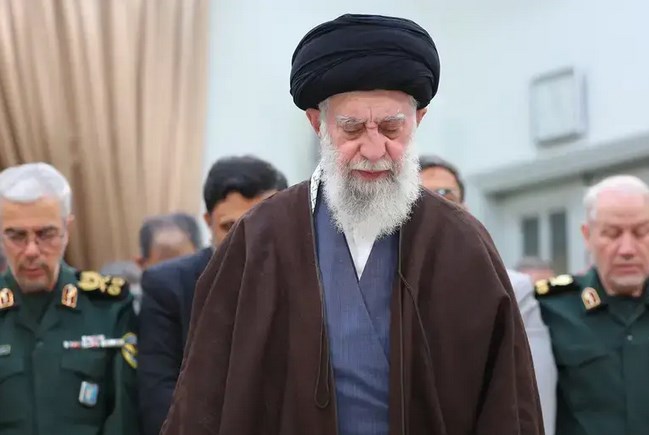 خامنئي بعد الهجوم على إسرائيل: إيران أصبحت جديرة بالثناء في العالم