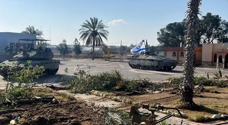 الجيش الإسرائيلي يسيطر بالكامل على الجانب الفلسطيني من معبر رفح.. ويرفع العلم