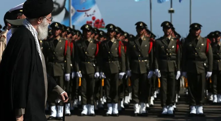 الجيش الإيراني يعلن استعداده دعم الحكومة لتخطي الأزمة